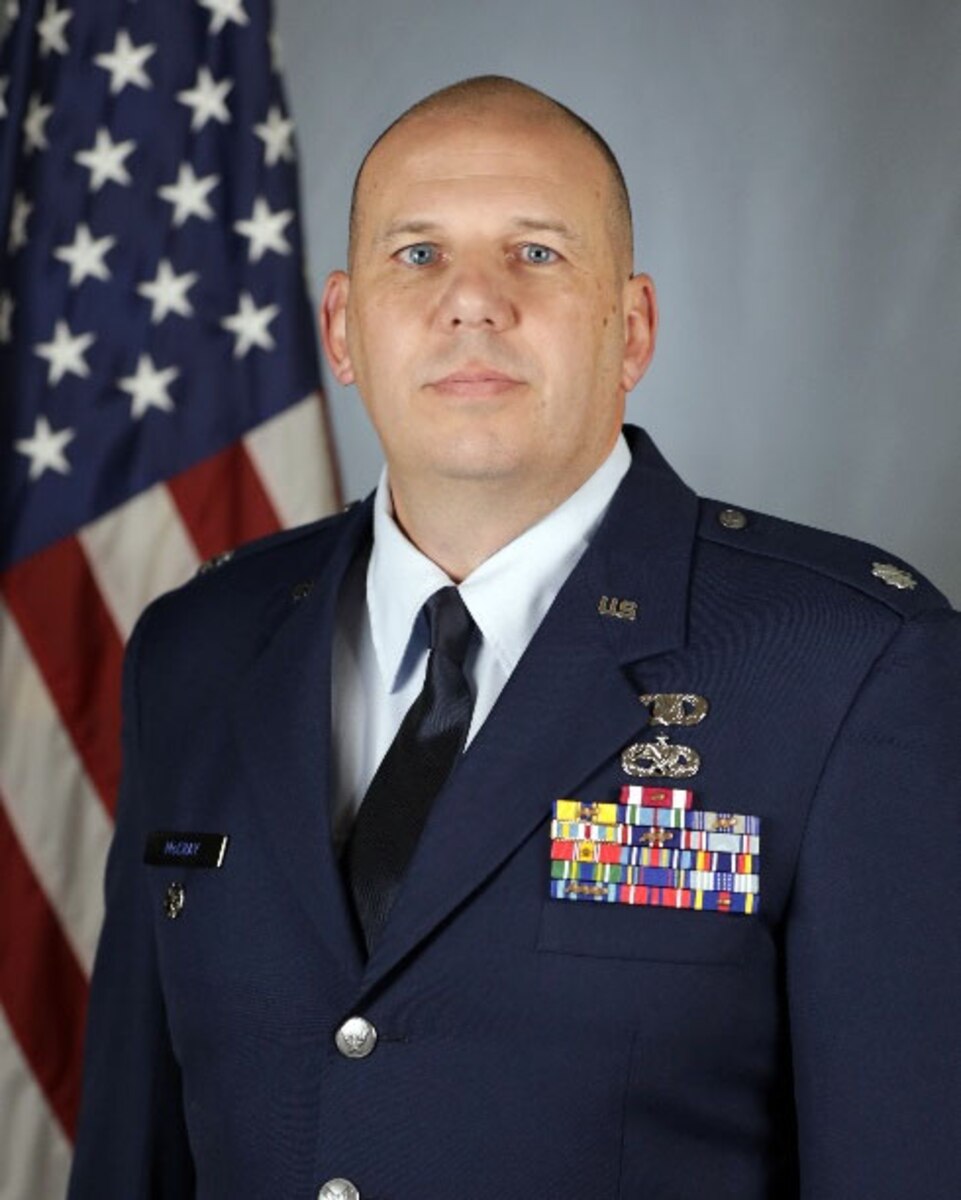 Lt Col McCray official portrait