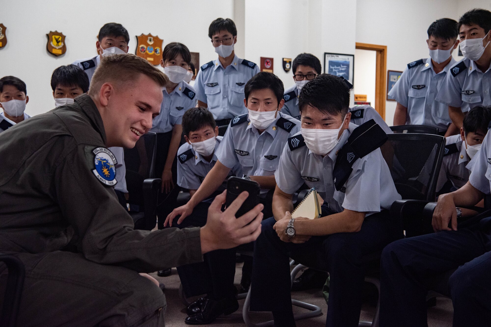 An Airman shows JASDF cadets refueling video.