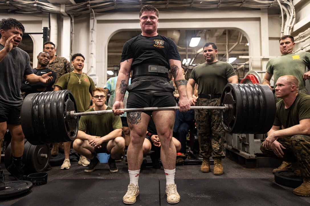 スクワット、ベンチプレス、デッドリフトの３回で合計１０００ポンド（約４５３ｋｇ）を挙げる「１０００ポンドクラブ」の大会の様子です。
ＵＳＳニューオリンズに乗艦している第３１海兵遠征部隊の隊員達が訓練の合間に行っているトレーニングの成果の披露会です。