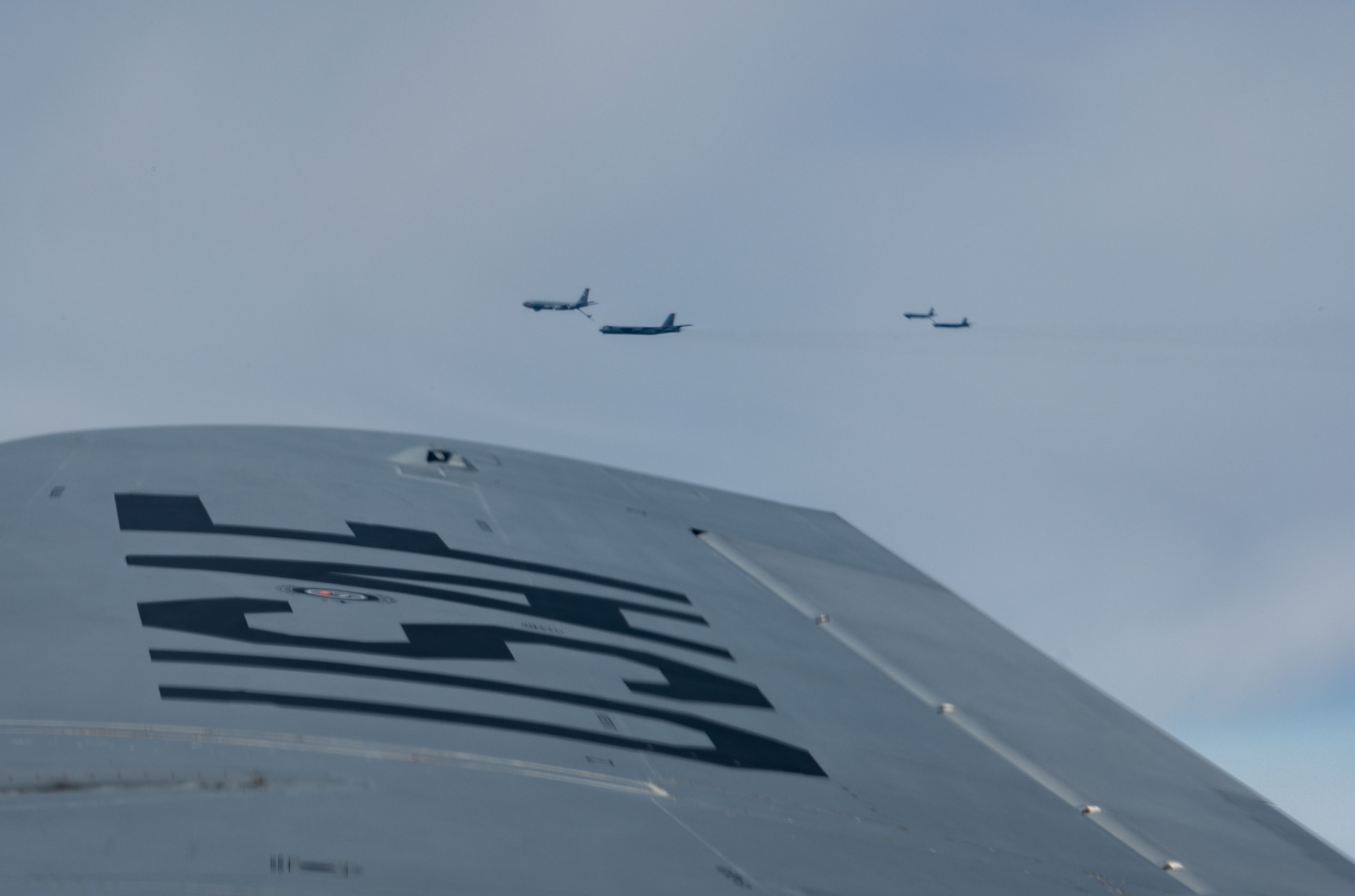 planes refuel in the sky.