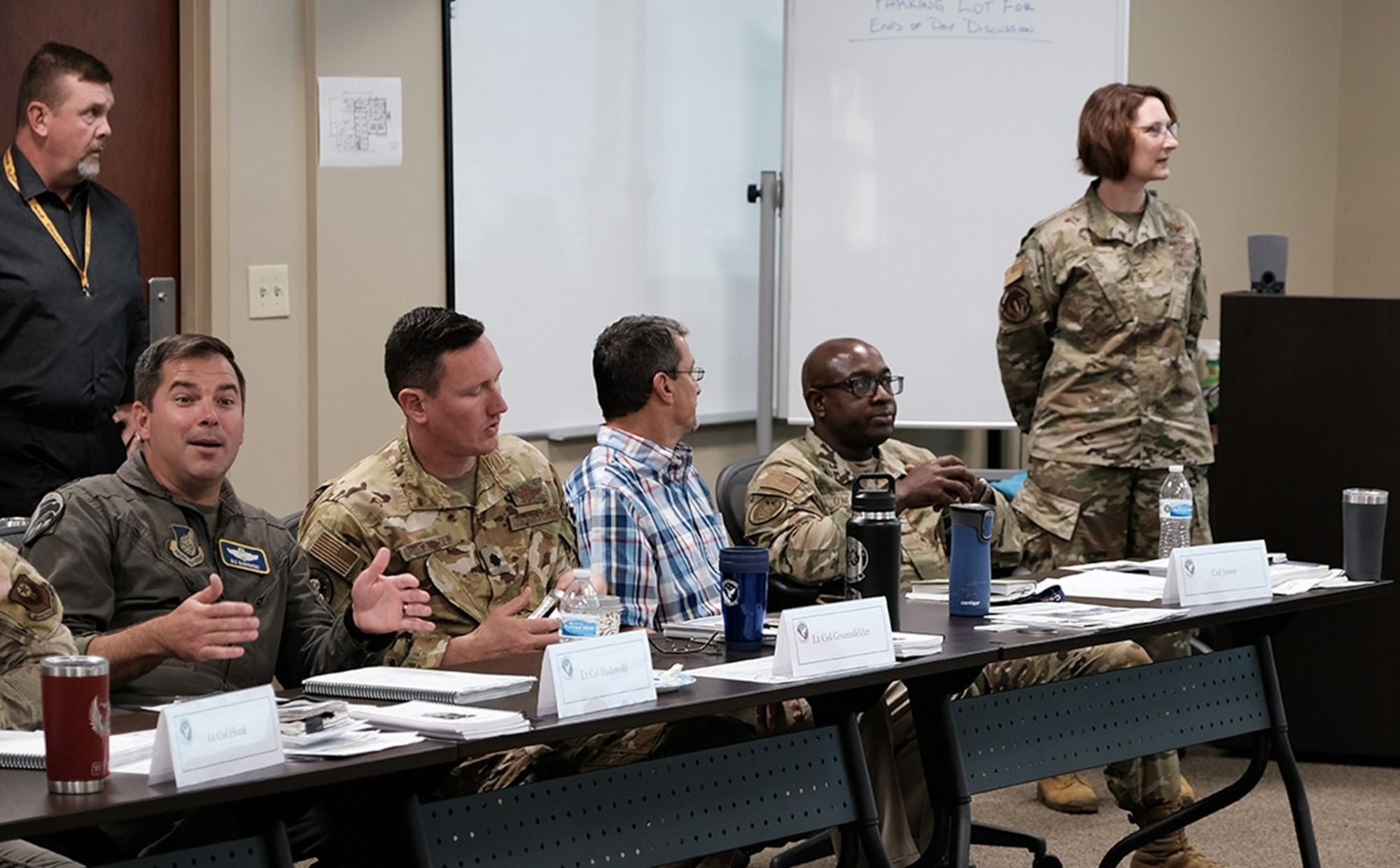 photo of US military personnel sitting at a table