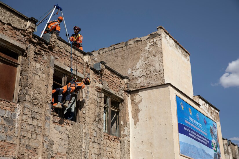 Mongolian National Emergency Management Agency personnel train in high-angle rope rescue with Airmen from the Washington National Guard’s 141st Fatality Search and Rescue Recovery team during a simulated search and rescue scenario as part of exercise Gobi Wolf 2022 in Bayankhongor, Mongolia, Sept. 7.