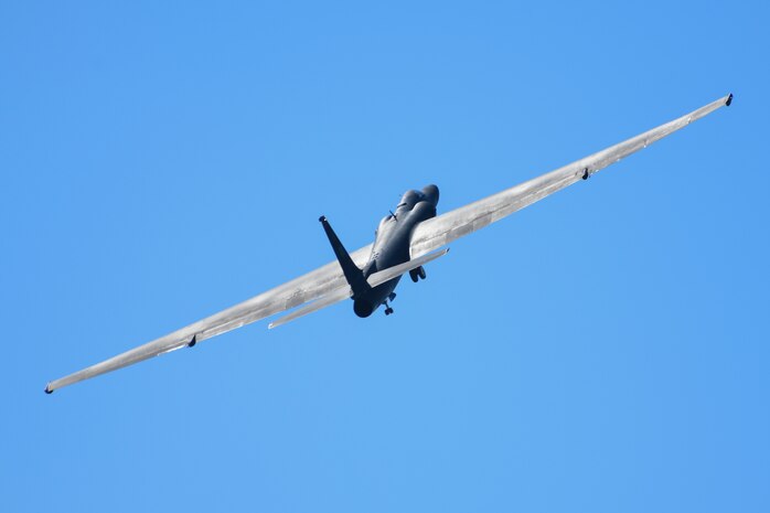 A U-2 Dragon Lady performs a flight demonstration during the California Capital Airshow at the Mather Airport, Mather, Calif., on Oct. 2, 2022.