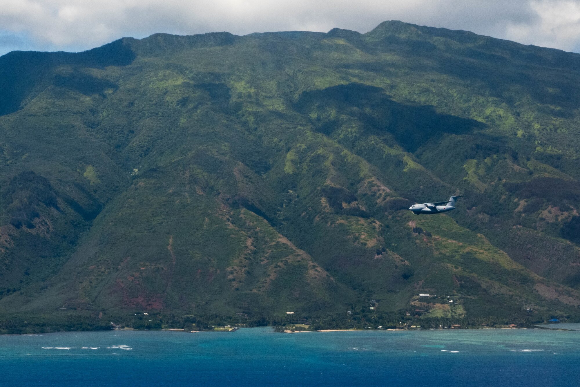 A Kawasaki C-2 from the 403rd Tactical Airlift Squadron flies in a formation during a bilateral training exercise with the 535th Airlift Squadron around the Hawaiian Islands, Sept. 27, 2022. The 535 AS and JASDF 403 SQ conducted joint flying missions alongside each other during the 3-day bilateral exercise advancing the capabilities and training of both forces.  (U.S. Air Force photo by Senior Airman Makensie Cooper)