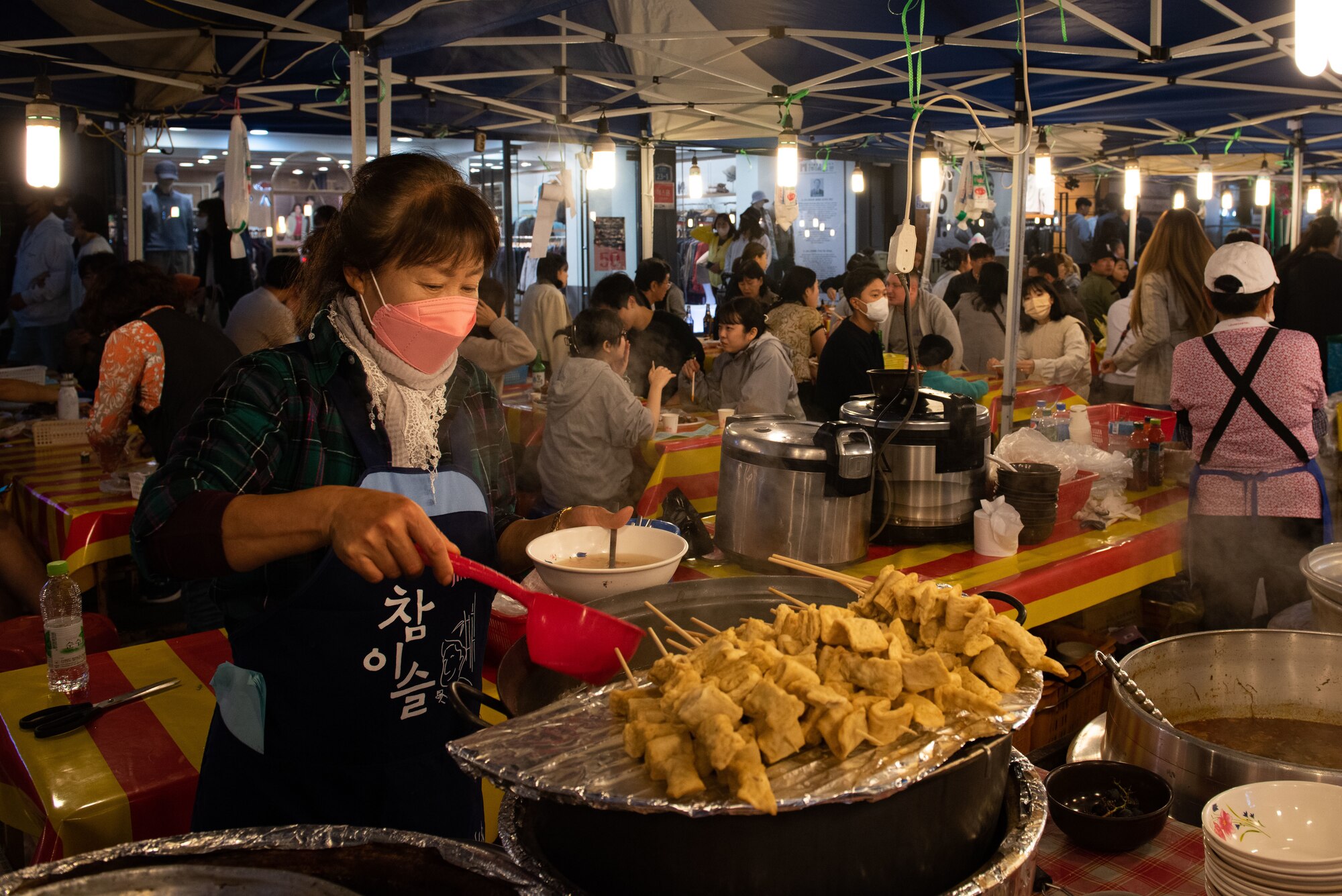 A vendor prepares food during the 19th Republic of Korea and the United States Cultural Festival, in front of Osan Air Base, Republic of Korea, Oct. 8, 2022.