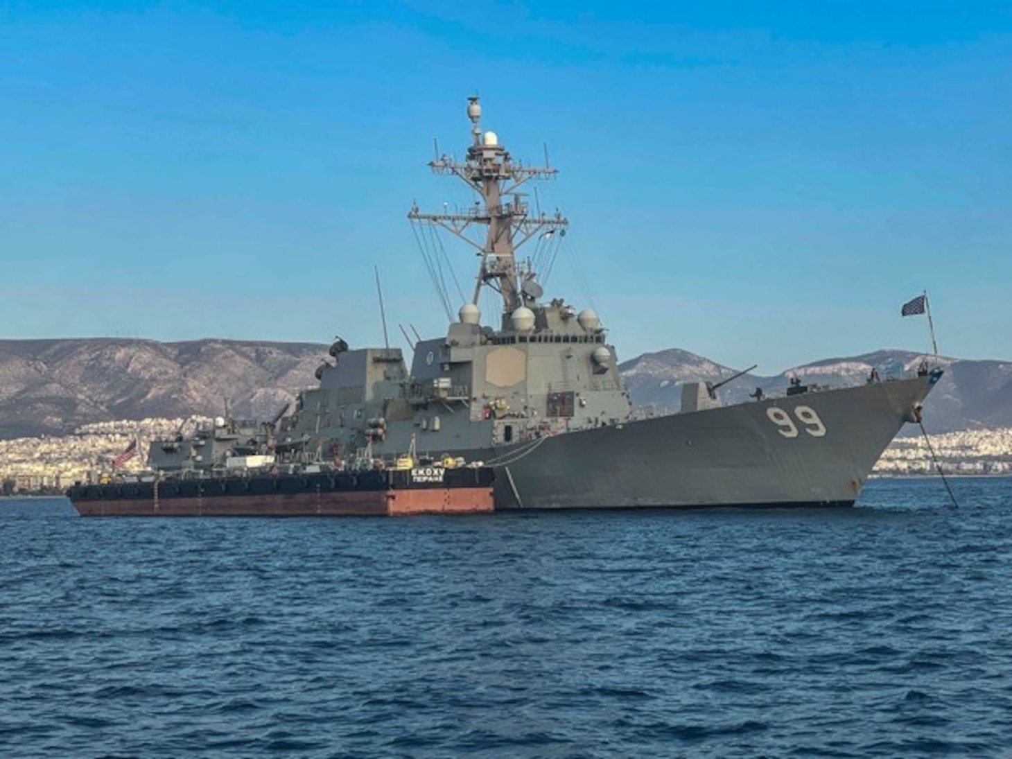 Το αντιτορπιλικό USS Farragut (DDG 99) κλάσης Arleigh Burke αγκυροβολεί στον Πειραιά για προγραμματισμένη επίσκεψη στο λιμάνι, 10 Οκτωβρίου 2022.