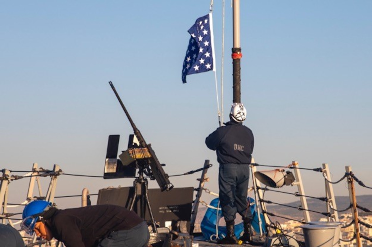 Ο Mate του Chief Boatswain, Michael Davis, που έχει ανατεθεί στο αντιτορπιλικό κατευθυνόμενων πυραύλων USS Farragut (DDG 99) κατηγορίας Arleigh Burke, σηκώνει τον γρύλο στην πλώρη του πλοίου, 10 Οκτωβρίου 2022.