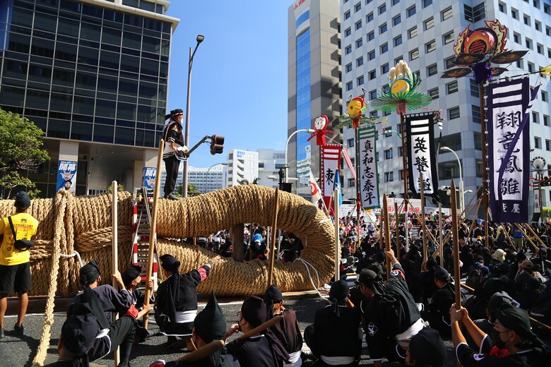 那覇大綱挽まつりが１０月９日、沖縄県那覇市で２０１９年ぶりの開催となりました。
沢山の沖縄に駐屯中の海兵隊員たちが在沖アメリカ商工会議所の呼びかけでセイフティースタッフのボランティア活動で集まりました