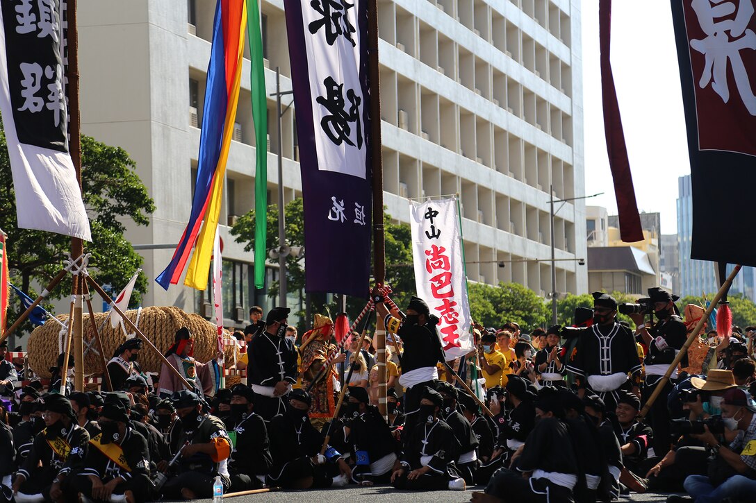 那覇大綱挽まつりが１０月９日、沖縄県那覇市で２０１９年ぶりの開催となりました。
沢山の沖縄に駐屯中の海兵隊員たちが在沖アメリカ商工会議所の呼びかけでセイフティースタッフのボランティア活動で集まりました