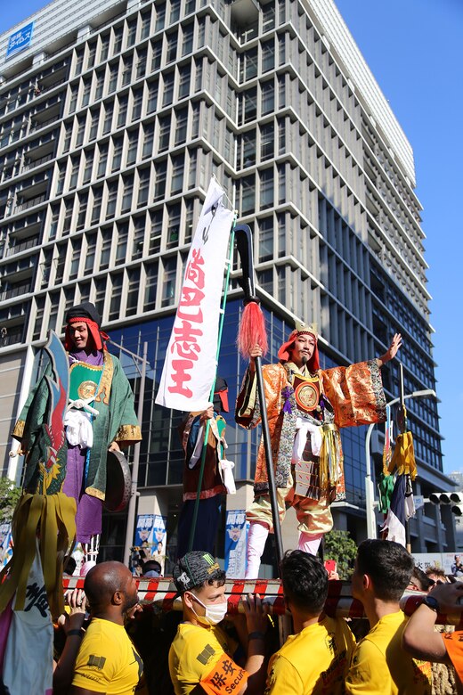 那覇大綱挽まつりが１０月９日、沖縄県那覇市で２０１９年ぶりの開催となりました。
沢山の沖縄に駐屯中の海兵隊員たちが在沖アメリカ商工会議所の呼びかけでセイフティースタッフのボランティア活動で集まりました