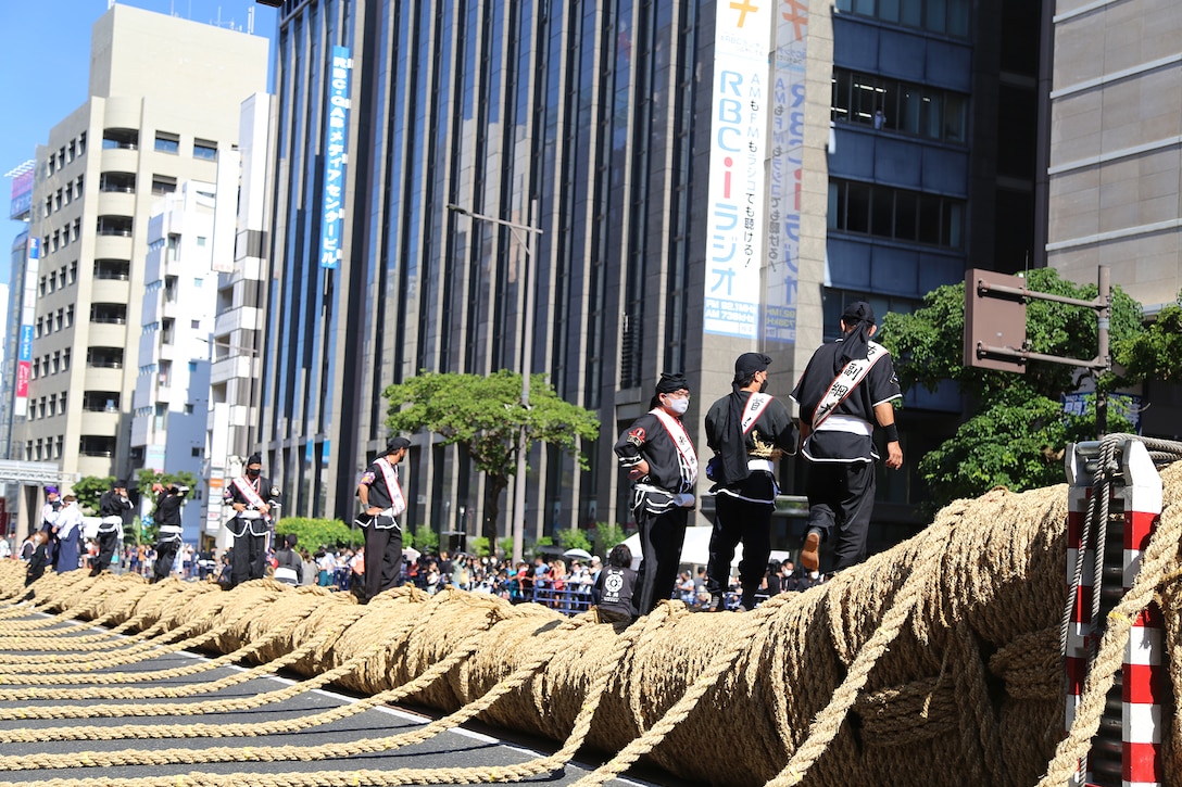 那覇大綱挽まつりが１０月９日、沖縄県那覇市で２０１９年ぶりの開催となりました。
沢山の沖縄に駐屯中の海兵隊員たちが在沖アメリカ商工会議所の呼びかけでセイフティースタッフのボランティア活動で集まりました