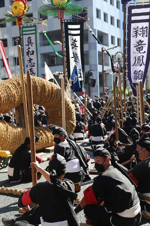 那覇大綱挽まつりが１０月９日、沖縄県那覇市で２０１９年ぶりの開催となりました。
沢山の沖縄に駐屯中の海兵隊員たちが在沖アメリカ商工会議所の呼びかけでセイフティースタッフのボランティア活動で集まりました