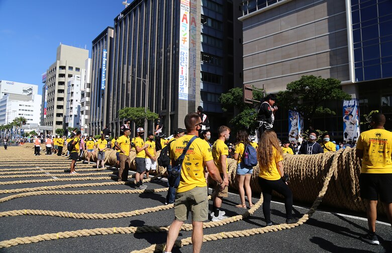 那覇大綱挽まつりが１０月９日、沖縄県那覇市で２０１９年ぶりの開催となりました。
沢山の沖縄に駐屯中の海兵隊員たちが在沖アメリカ商工会議所の呼びかけでセイフティースタッフのボランティア活動で集まりました