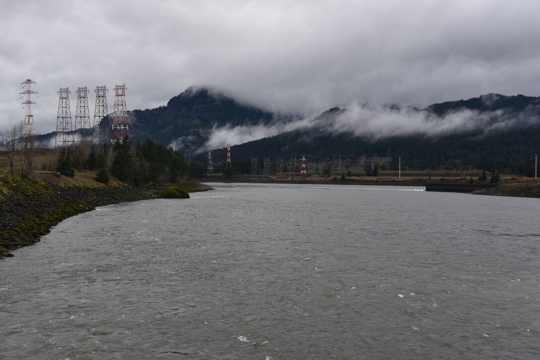 Picture of Bonneville Dam and the water