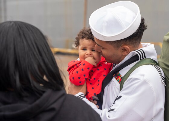 Sailors assigned to the Whidbey Island-class dock landing ship USS Gunston Hall (LSD 44) reunite with their families on the pier after the ship returned to Joint Expeditionary Base Little Creek-Fort Story following a deployment with the Kearsarge Amphibious Ready Group (ARG), Oct. 13.