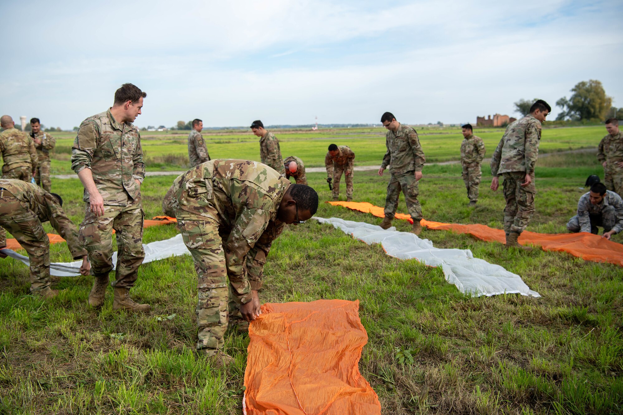Airmen make emergency fire signals