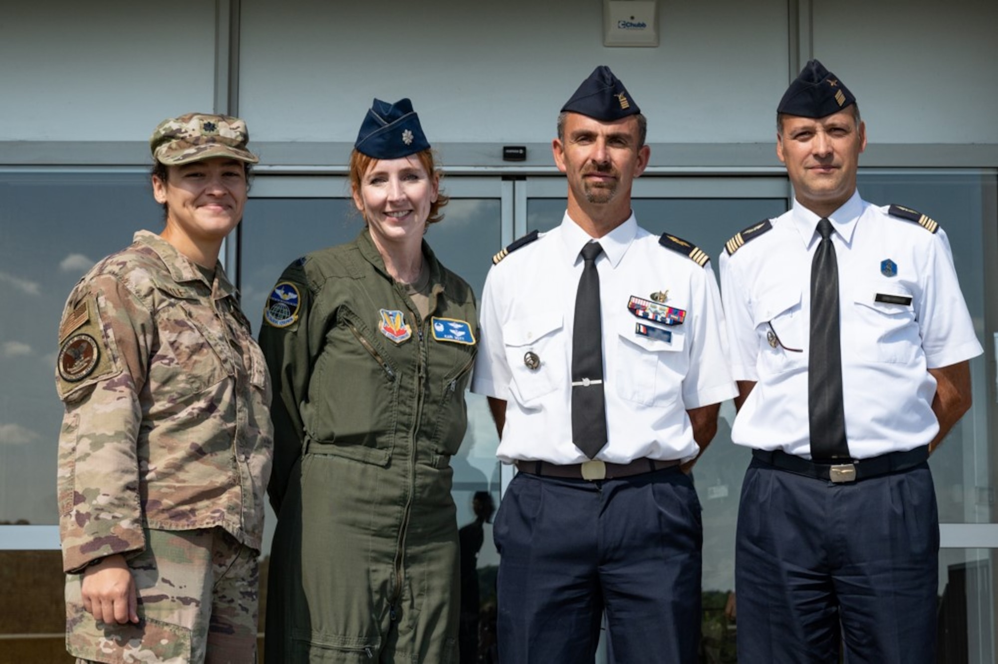 photo of French air force member briefing a  US military member sitting in chairs