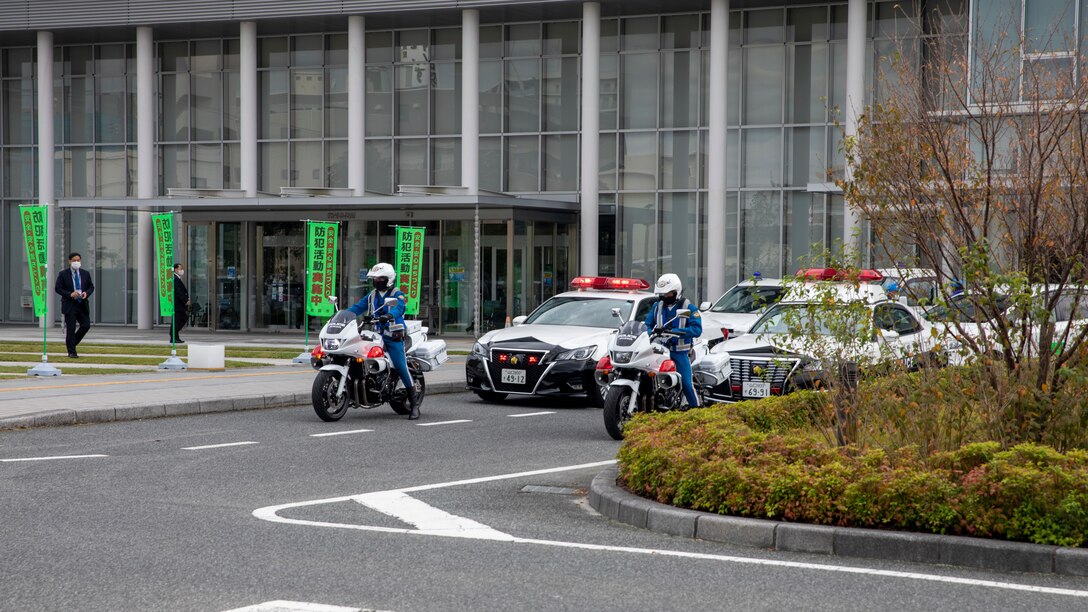 10月11日、岩国市で開催された防犯パトロール出発式に警察車両で登場する岩国警察署の警察官。この防犯パトロール出発式は地元警察と基地憲兵隊との協力体制強化のために実施された。（写真：デイビッド・ゲッツ兵長）