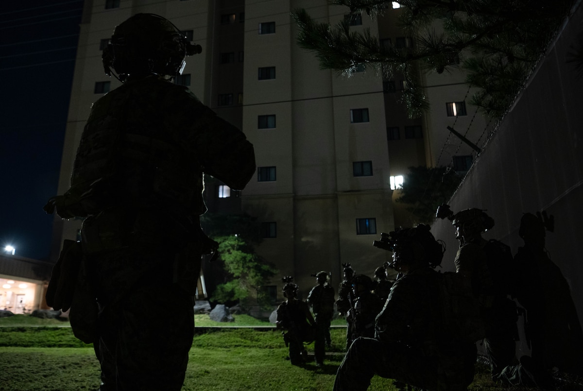 Operators participating in joint training between U.S. and Republic of Korea (ROK) special operations forces, position themselves before movement
