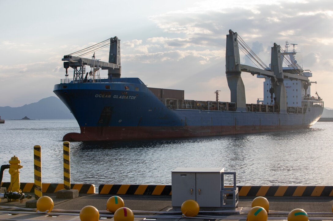 10月18日、米海兵隊岩国航空基地の港に入港する車両運搬船「オーシャン・グラディエーター」。米海兵隊岩国航空基地は航空施設および港湾施設を併せ持つことから、様々な軍事資産を海上と陸上で動的に移動させることができる稀有な位置づけにある。（写真：デイビッド・ゲッツ兵長）