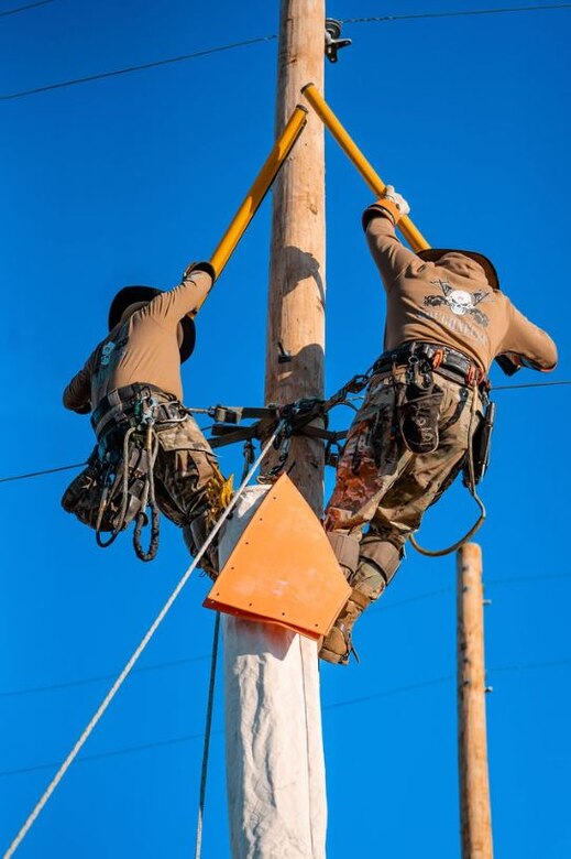Lineman industry professional participate in the 38th International Lineman’s Rodeo at the National Agricultural Center and Hall of Fame in Bonner Springs, Kansas, on Oct. 15, 2022. The rodeo is a chance for industry professionals to come and compete in four different events to practice their skills alongside each other, either as a journeyman team or as an apprentice. | Photo by Reagan Zimmerman, Kansas City District Public Affairs