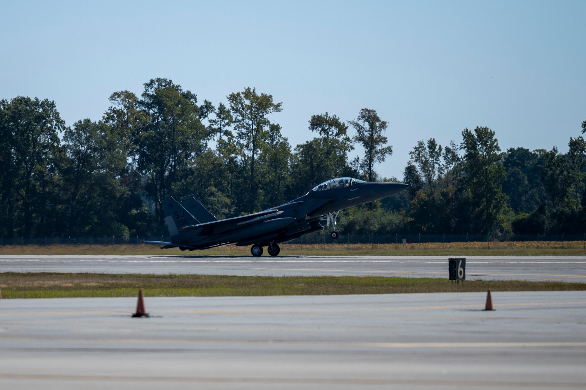Airmen assigned to the 4th Fighter Wing return from a deployment at Seymour Johnson Air Force Base, North Carolina, Oct. 19, 2022. The 4th FW deployed to provide a defensive posture to military personnel stationed in the Air Force’s Central Command area of responsibility. (U.S. Air Force photo by Senior Airman Kevin Holloway)