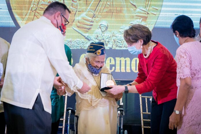 Ambassador Carlson Reinforces U.S. Commitment to Philippine Alliance in Leyte, Samar Trip