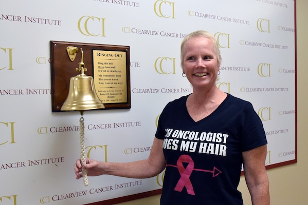 Tara Payne, safety and occupational health manager, Huntsville Center, rings the bell signifying her final cancer treatment at Clearview Cancer Institute on September 29, 2022. (Photo by Kristen Bergeson)