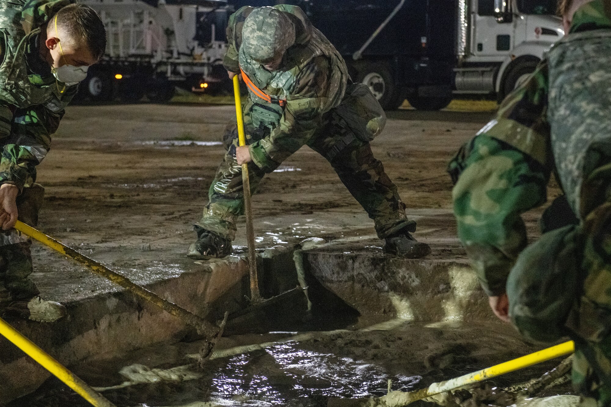 construction airmen pourconcrete