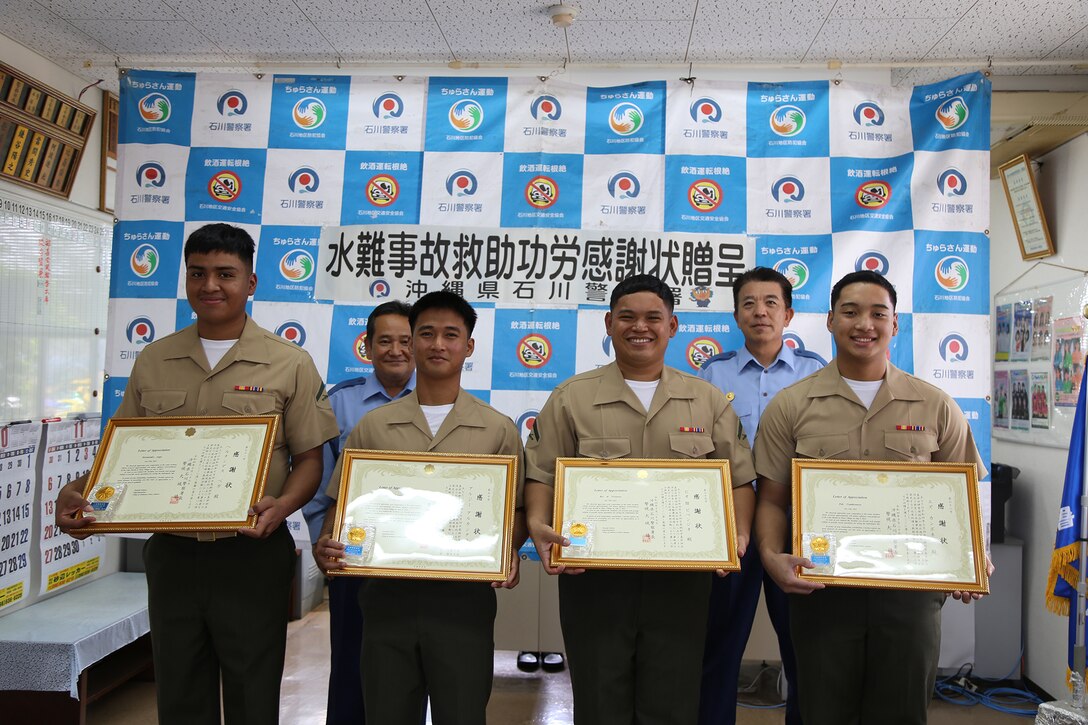 沖縄県うるま市石川警察署でキャンプキンザー所属の第3海兵兵站群(3MLG)第37戦闘兵站連隊(CLR-37)に所属する４名が去る７月４日、恩納村真栄田岬での人命救助の功績により大城靖署長から表彰されました。