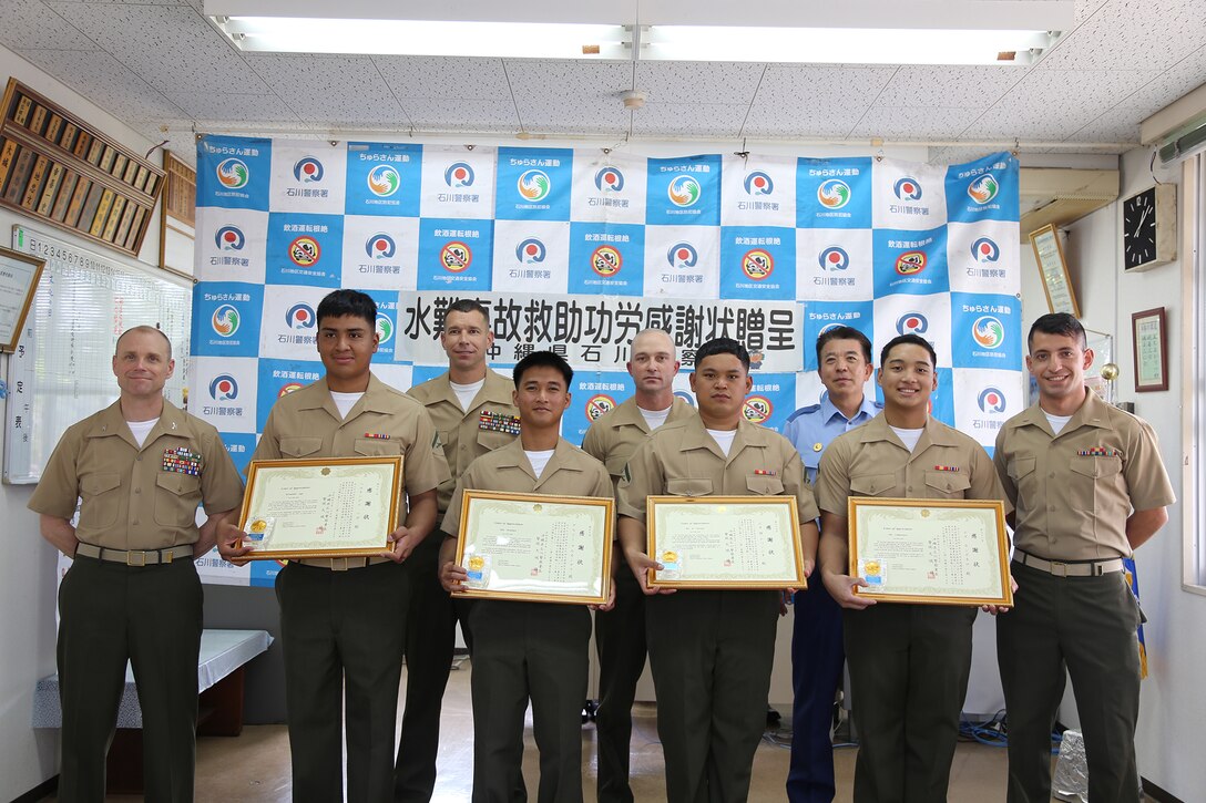沖縄県うるま市石川警察署でキャンプキンザー所属の第3海兵兵站群(3MLG)第37戦闘兵站連隊(CLR-37)に所属する４名が去る７月４日、恩納村真栄田岬での人命救助の功績により大城靖署長から表彰されました。