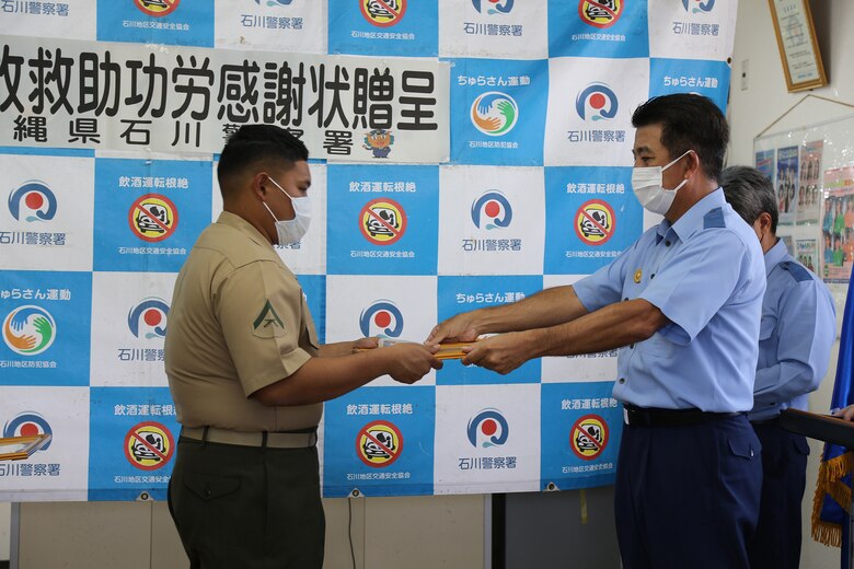 沖縄県うるま市石川警察署でキャンプキンザー所属の第3海兵兵站群(3MLG)第37戦闘兵站連隊(CLR-37)に所属する４名が去る７月４日、恩納村真栄田岬での人命救助の功績により大城靖署長から表彰されました。