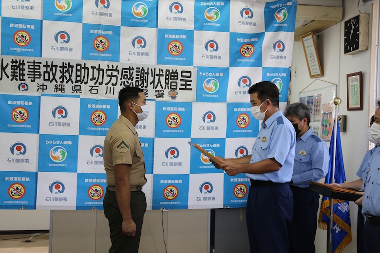 沖縄県うるま市石川警察署でキャンプキンザー所属の第3海兵兵站群(3MLG)第37戦闘兵站連隊(CLR-37)に所属する４名が去る７月４日、恩納村真栄田岬での人命救助の功績により大城靖署長から表彰されました。