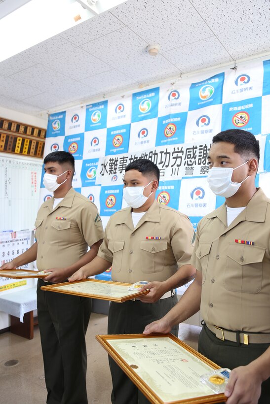 沖縄県うるま市石川警察署でキャンプキンザー所属の第3海兵兵站群(3MLG)第37戦闘兵站連隊(CLR-37)に所属する４名が去る７月４日、恩納村真栄田岬での人命救助の功績により大城靖署長から表彰されました。