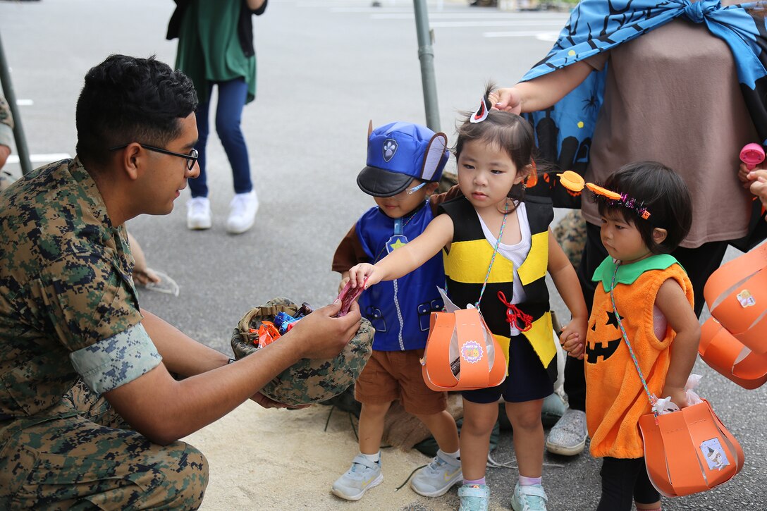 沖縄県金武町にある海兵隊キャンプハンセンで地元のこども園に通う子供達約３００名を招いてハロウィンイベントが行われました。
