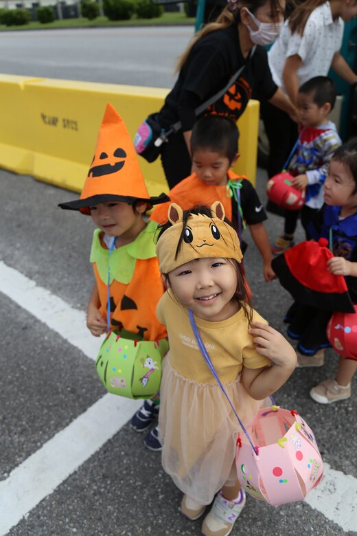 沖縄県金武町にある海兵隊キャンプハンセンで地元のこども園に通う子供達約３００名を招いてハロウィンイベントが行われました。