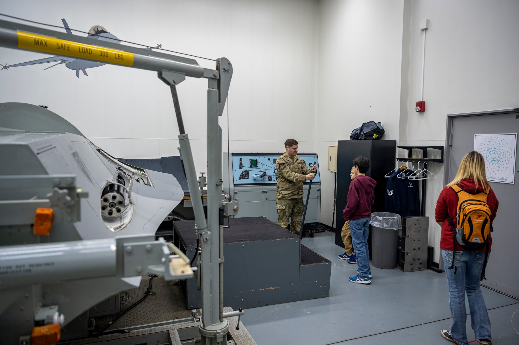 Training room within training squadron with a fighter jet gun mount in the middle.