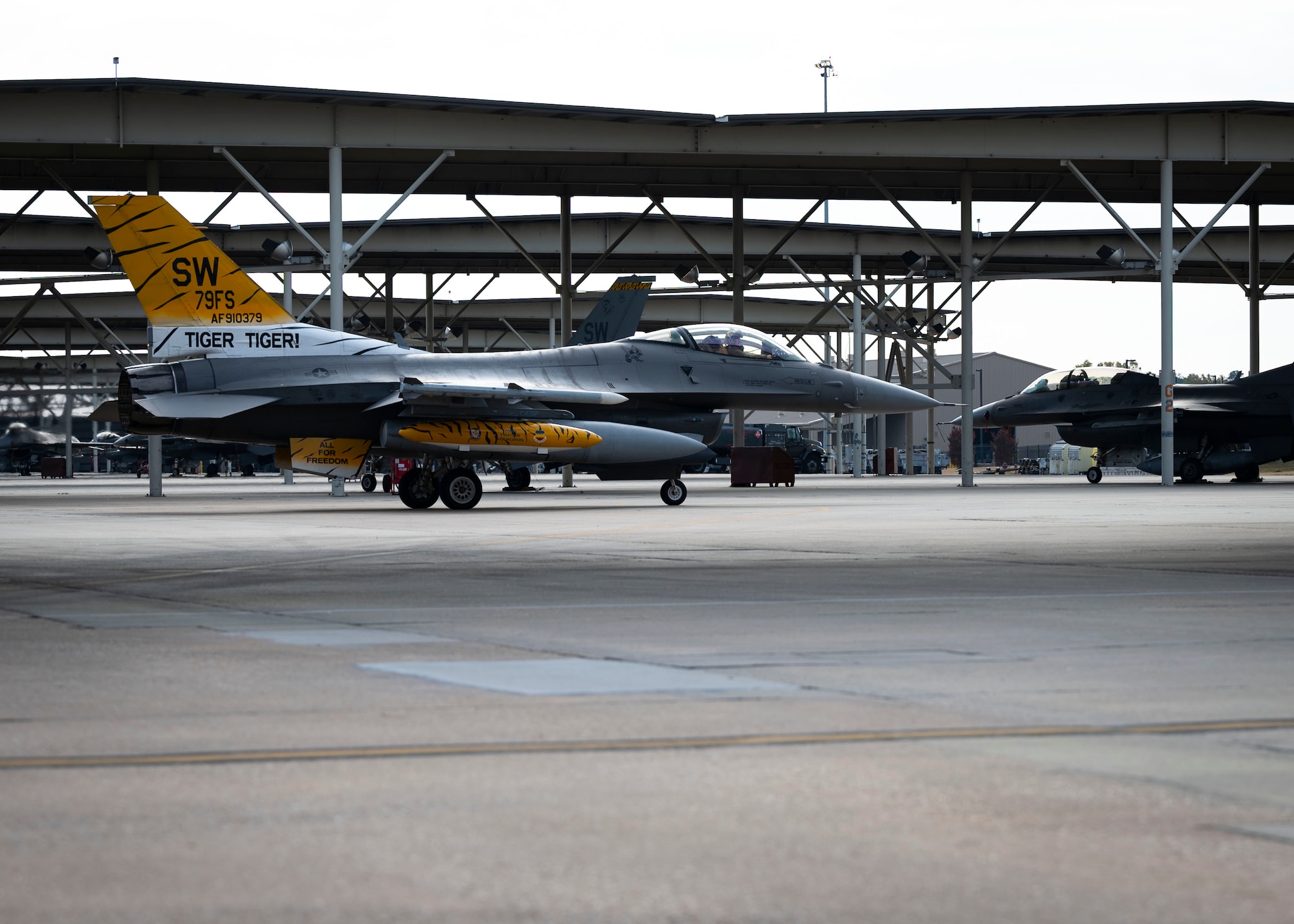 F-16C Fighting Falcon taxis on flightline
