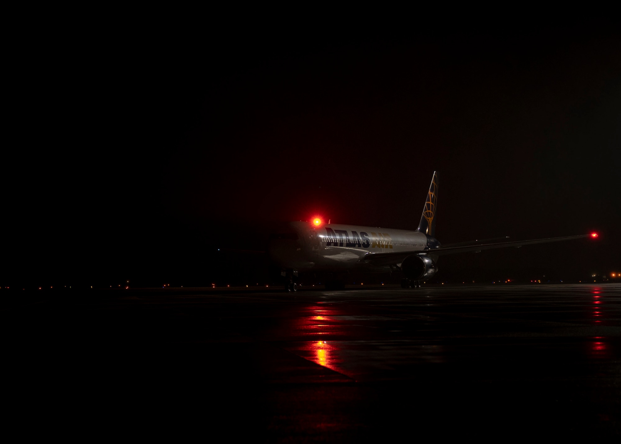 Boeing 767 taxis on flightline