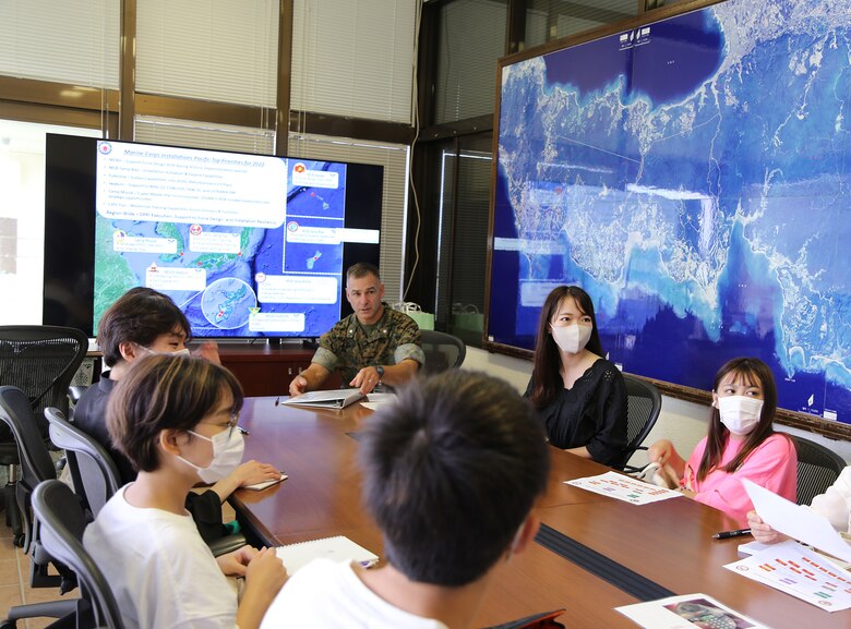 台風１１号が沖縄本島から少し遠ざかった木曜日の朝、明治学院大学（東京都港区）国際学部国際学科、紺屋博士のゼミ学生ら８名がキャンプ・フォスターを訪れました。