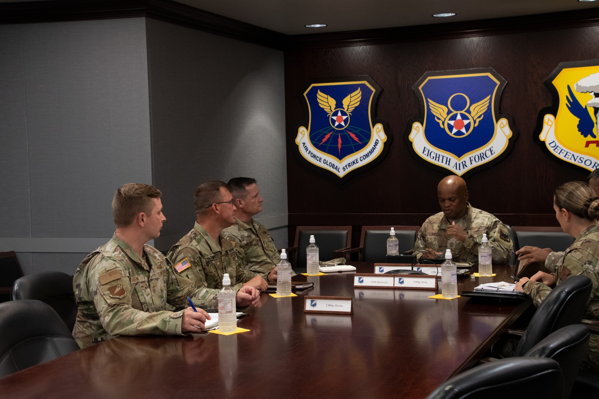 U.S. Air Force Senior Enlisted Advisor Tony L. Whitehead, the senior enlisted advisor to the chief of the National Guard Bureau, discusses with enlisted leadership at Whiteman Air Force Base, Missouri, Aug. 30, 2022. Whitehead visited the base to learn how National Guard Soldiers and Airmen contribute to state and national mission success. (U.S. Air National Guard photo by Airman 1st Class Phoenix Lietch)