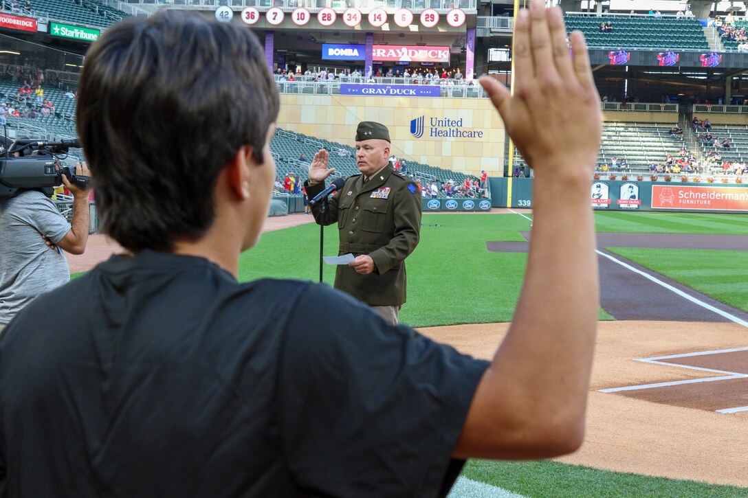 Minnesota Twins Host Future Soldier Swearing in Ceremony