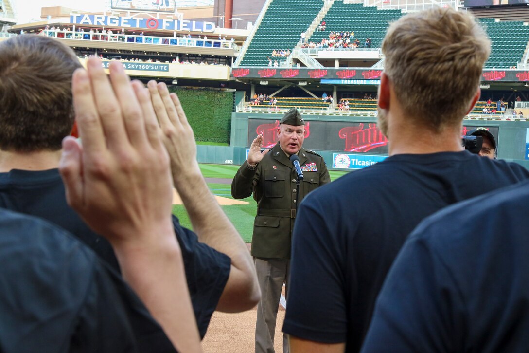 Minnesota Twins Host Future Soldier Swearing in Ceremony