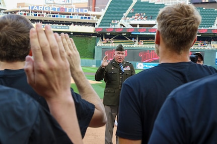 Minnesota Twins Host Future Soldier Swearing in Ceremony