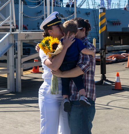 A Sailor assigned to Arleigh Burke-class guided-missile destroyer USS Momsen (DDG 92) reuintes with her family on pier at Naval Station Everett, Washington, Sept. 6. The Momsen, assigned to Carrier Strike Group Three, returned following a seven-month deployment to the U.S. 3rd, 5th and 7th Fleets in support of a free and open Indo-Pacific. (U.S. Navy photo by Mass Communication Specialist 2nd Class Ethan Soto)