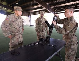 Soldiers familiarize with weapon