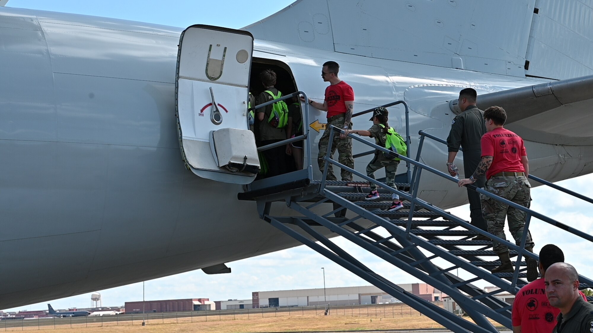 kids boarding plane