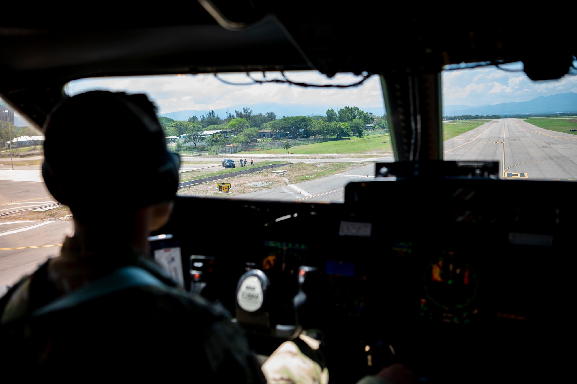 Aviadores treinam e entregam ajuda humanitária à Base Aérea de Honduras Travis