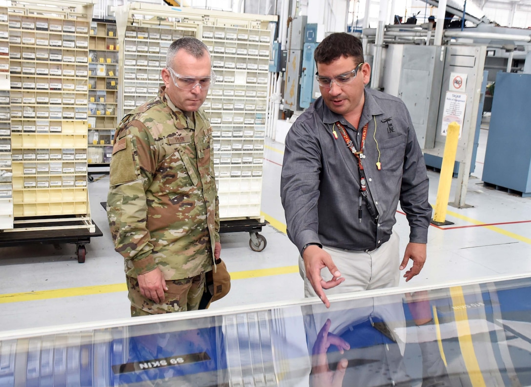 Commander sees firsthand support DLA Aviation at San Diego provides to the warfighter