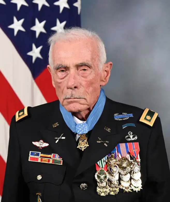 Assn. of the US Army on X: Vietnam War Hero, Green Beret Legend Dies  Donlon was 1st Vietnam War #MedalofHonor Recipient    / X